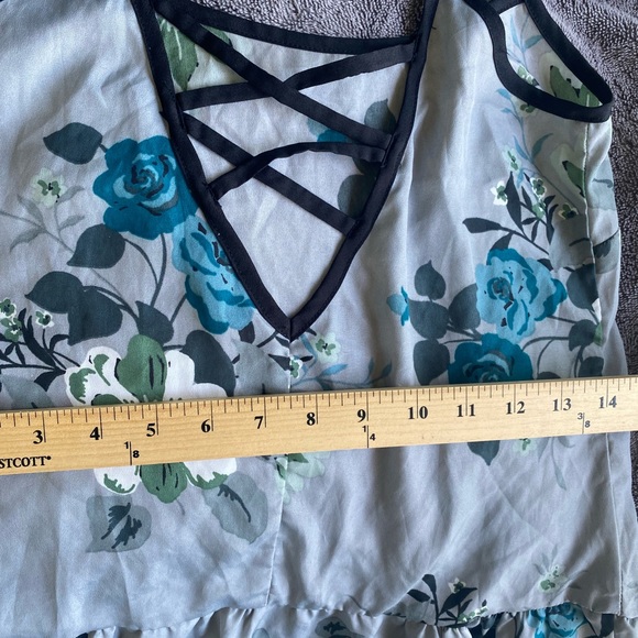 Womens blue flowery peplum tank top size small  fits like a juniors small - Picture 6 of 6